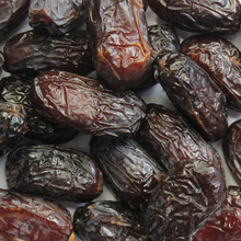 Load image into Gallery viewer, Medjool Dates loose 1kg - weigh
